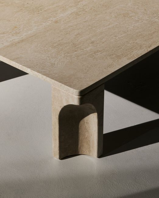 Detailaufnahme: Doric Couchtisch von Gubi, quadratisch, aus hellem Travertin. Moderner Couchtisch mit einzigartigem Design.