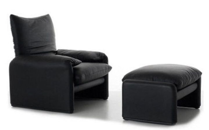 Schwarzer Cassina Maralunga Hocker aus Leder neben passendem Sessel für Wohnzimmer und Lounge.