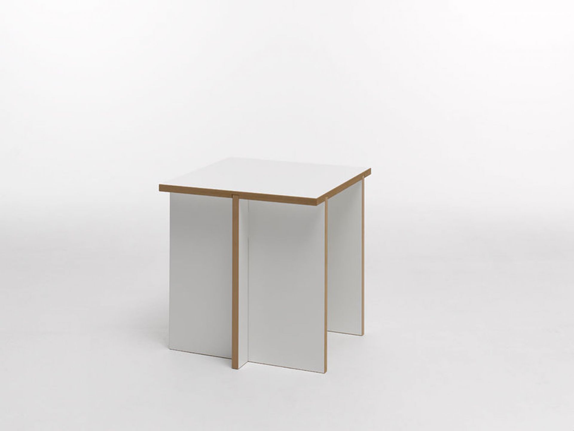 Weißer Tojo Hocker aus der Tischgruppe, minimalistisches Design für moderne Wohnräume, vielseitig einsetzbar.