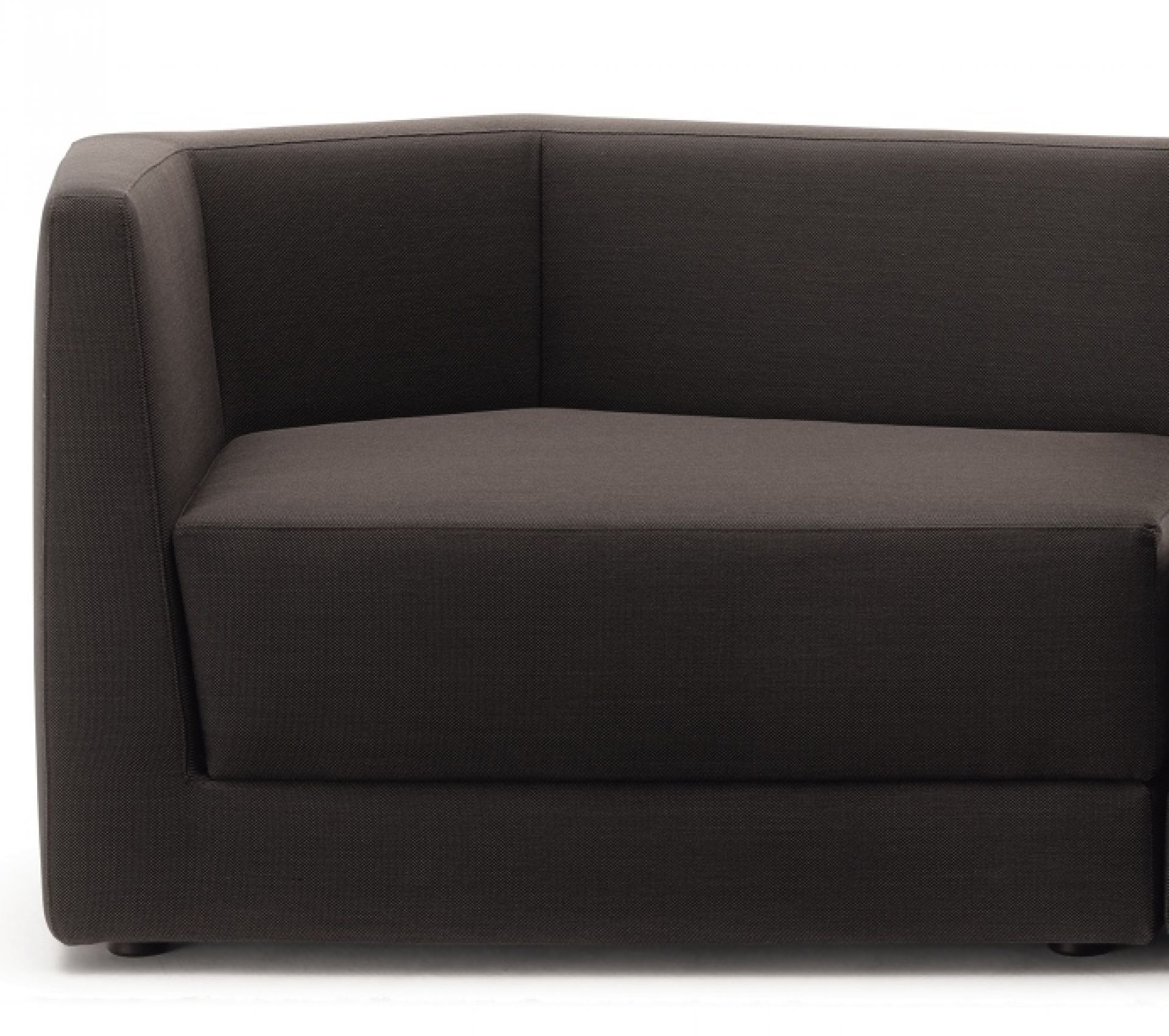 Detailaufnahme: Scope Sofa Sitzelement niedrig von Cor, dunkelbrauner Stoffbezug, modernes Design.