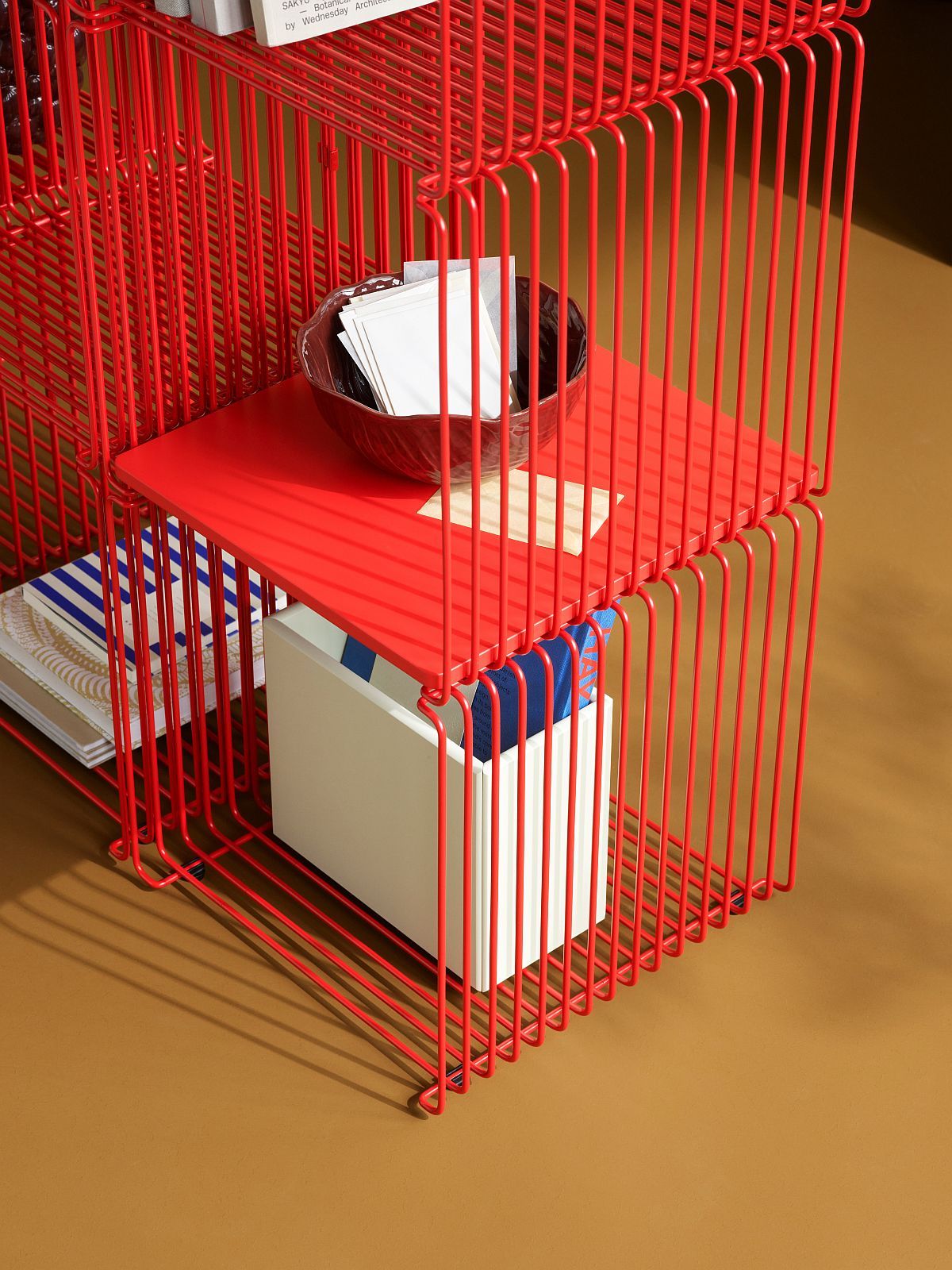 Rotes Panton Wire Cube Drahtregal von Montana, einzeln, mit Büchern und Dekoration.