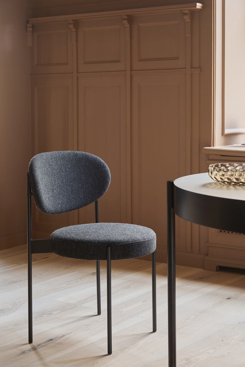 Grauer Series 430 Chair Stuhl von Verpan mit schwarzem Metallgestell und rundem Sitz.