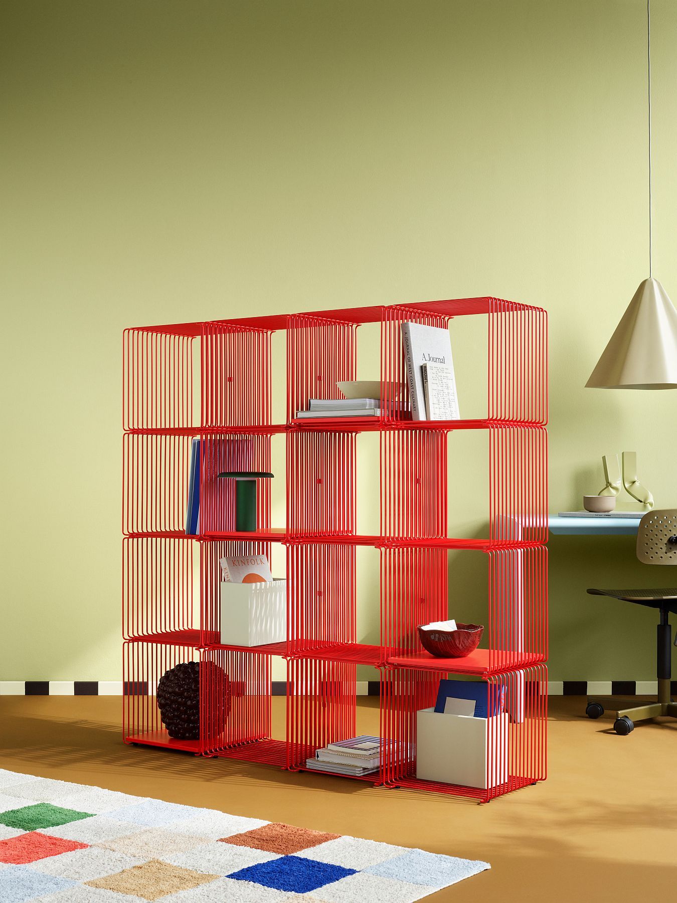 Rotes Panton Wire Cube Regal von Montana, ein modulares Drahtregal für Wohnraum und Büro.