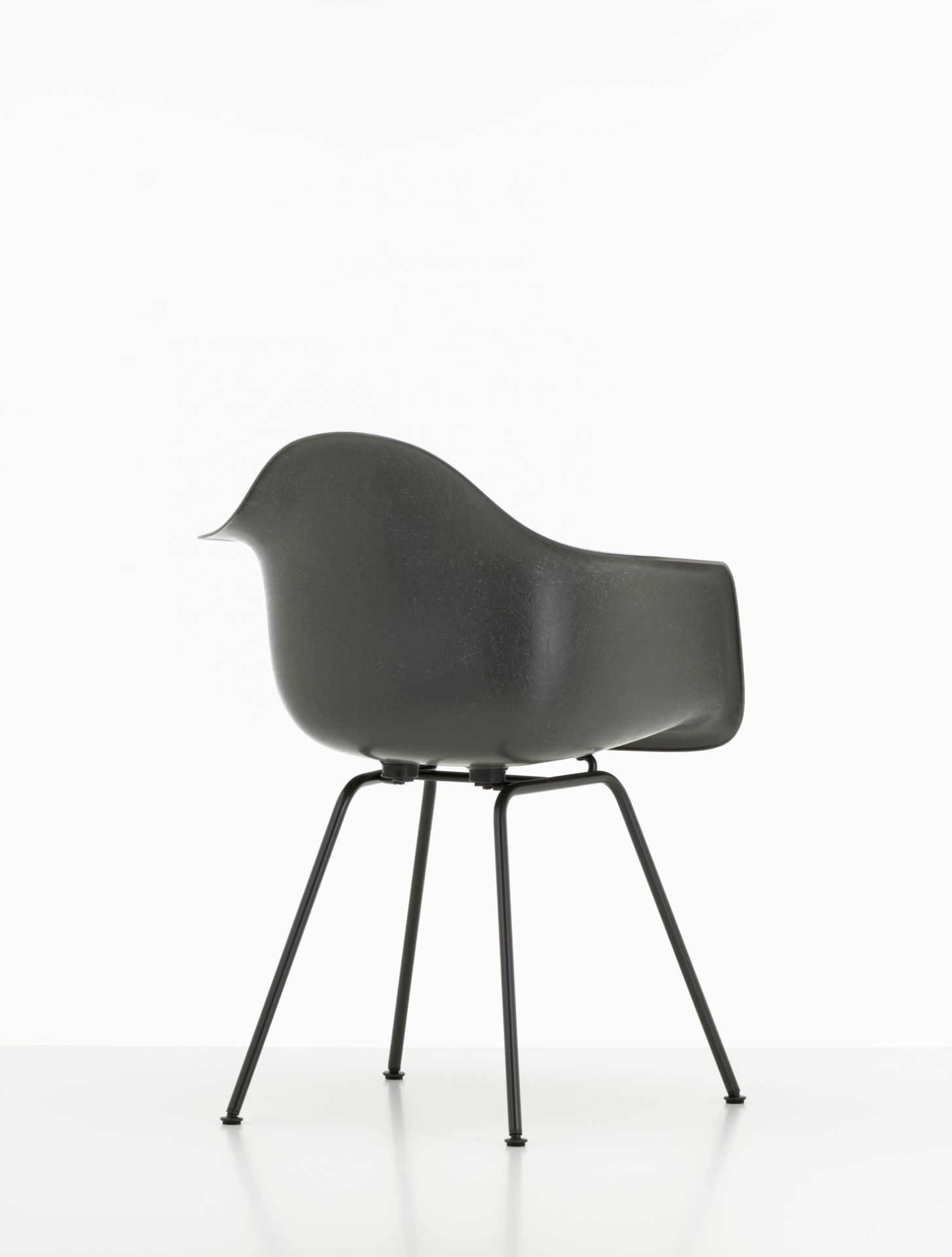 Schwarzer Eames Plastic Arm Chair DAX Stuhl von Vitra mit schwarzem Metallgestell, seitliche Ansicht.