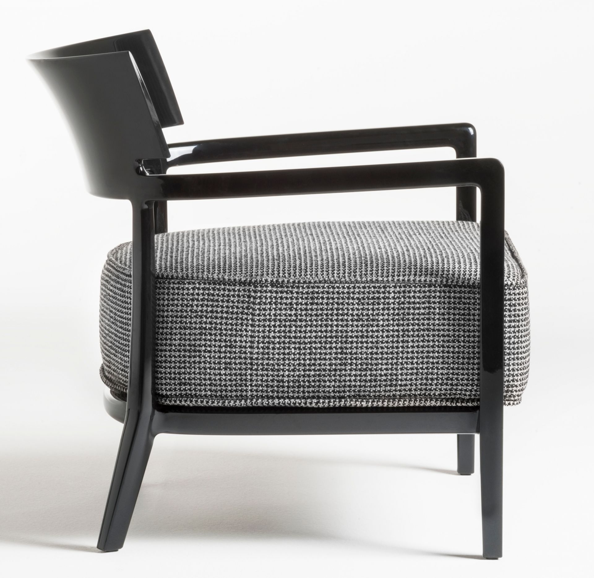 Schwarzer Cara Sessel von Kartell, Seitenansicht. Design Sessel mit gemustertem Bezug.