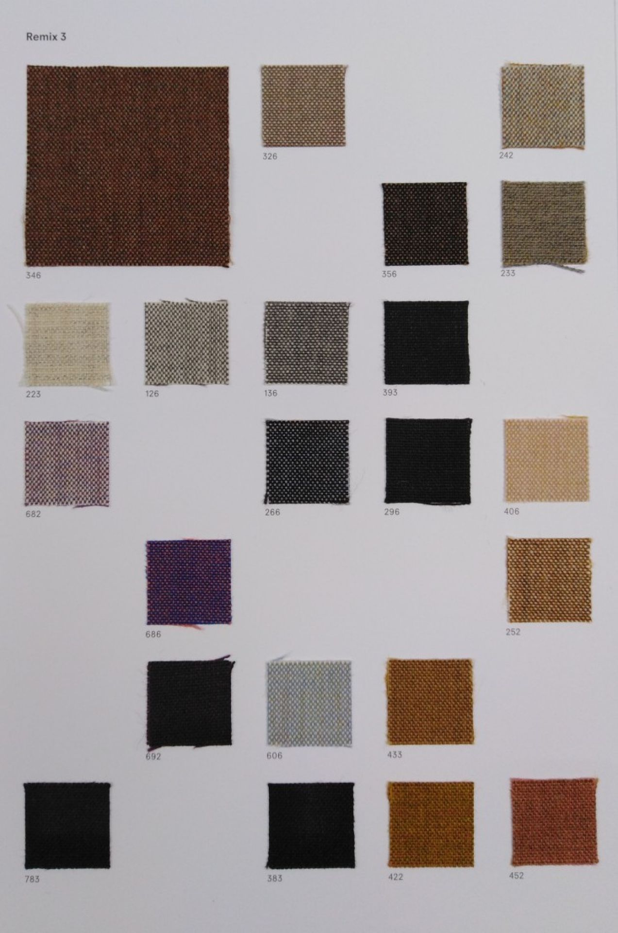 Stoffmusterkarte Remix 3 von Kvadrat: Vielfältige Farbpalette für hochwertige Möbelstoffe und Textilien.