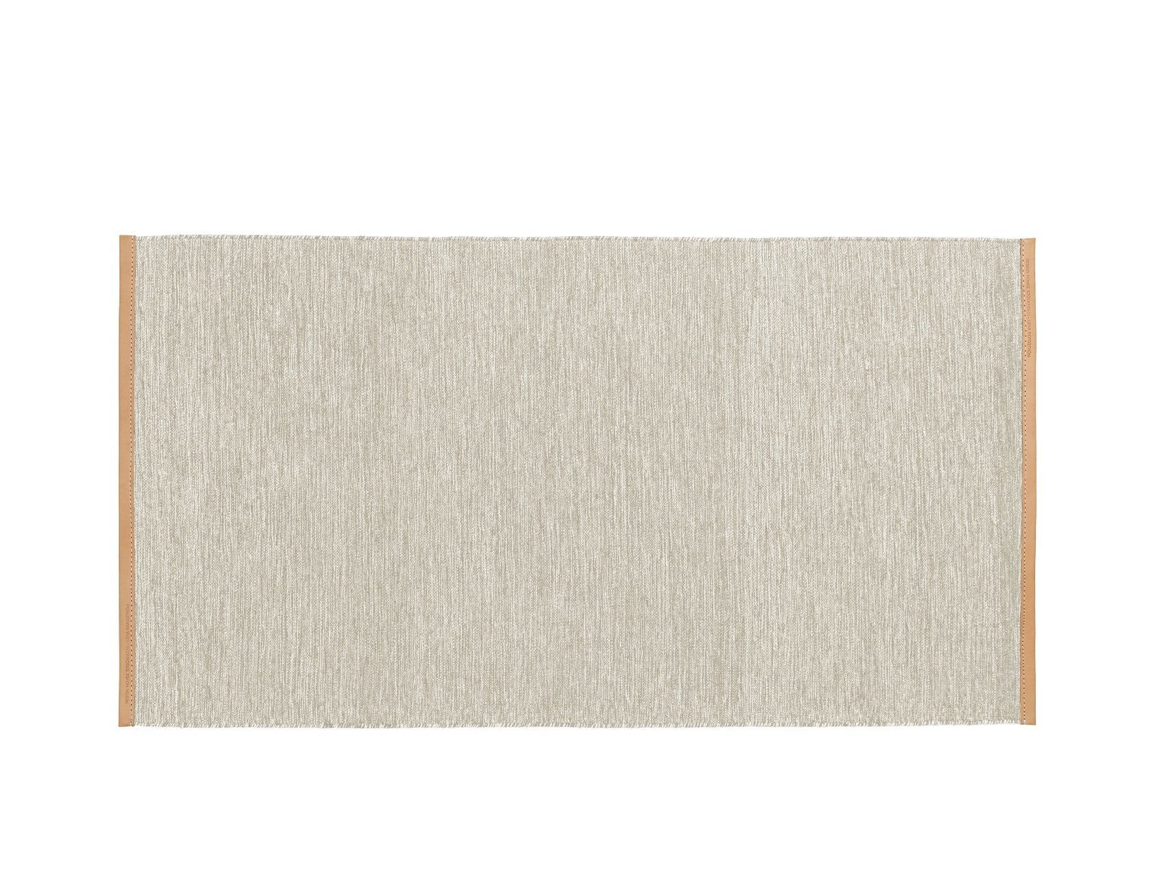 Beige Björk Teppich von Design House Stockholm: Detailaufnahme des gewebten Wollteppichs mit Lederkante.