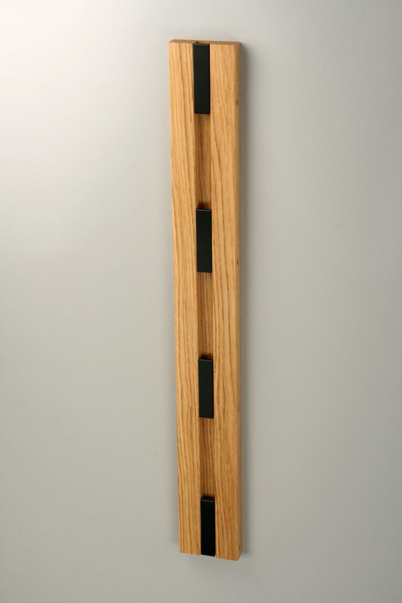 Knax Wandgarderobe mit vier schwarzen Haken an geölter Eichenholzleiste für Flur und Diele.