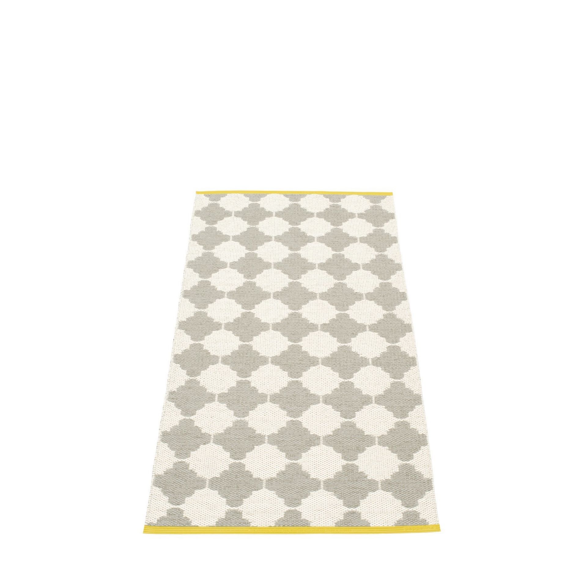 Marre Kunststoffteppich von Pappelina, 70x150 cm, mit grau-weißem Rautenmuster und gelbem Rand. Moderner Teppich für Innenräume.