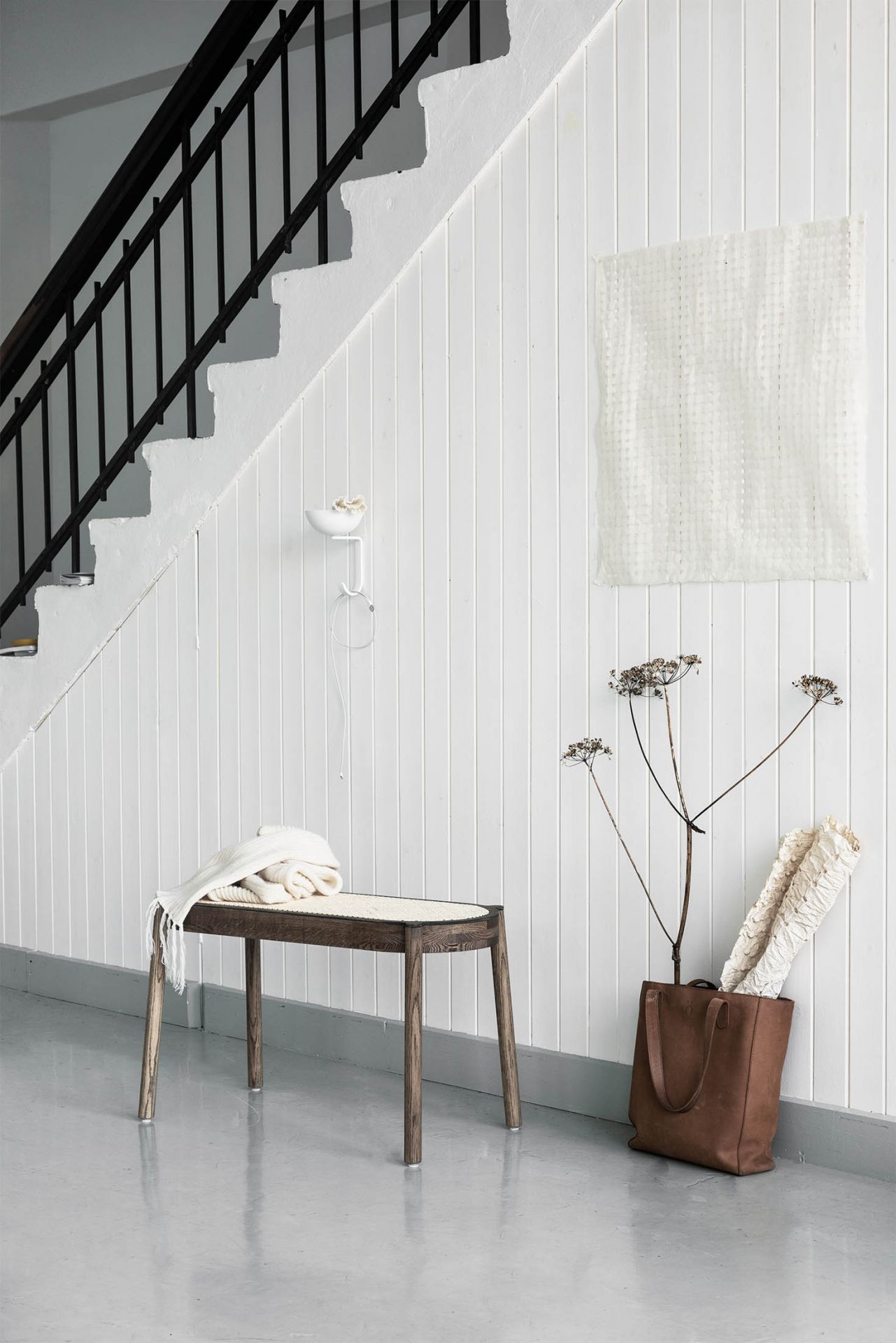 Geräucherte Eichenbank "Pal Bank" mit Decke im Flur vor weißer Holzvertäfelung und Treppe.