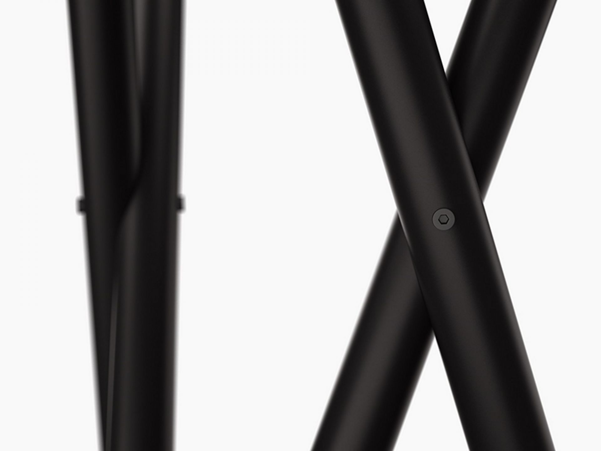 Detailaufnahme der schwarzen New Tendency Hash Garderobe, minimalistisches Design mit gekreuzten Stangen.