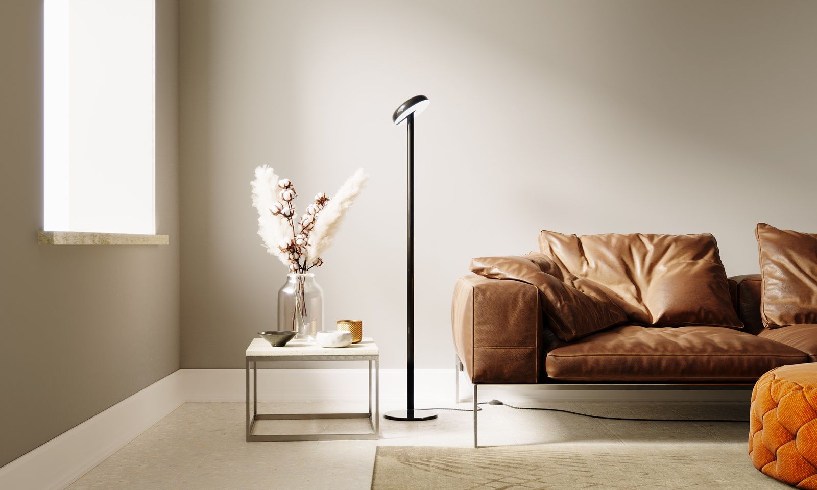 Cabriolette Stehleuchte von Martinelli Luce in Schwarz neben einem braunen Ledersofa.