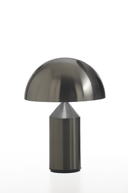 Atollo Tischleuchte Nickel von Oluce: Moderne Lampe mit pilzförmigem Lampenschirm für stimmungsvolle Beleuchtung.