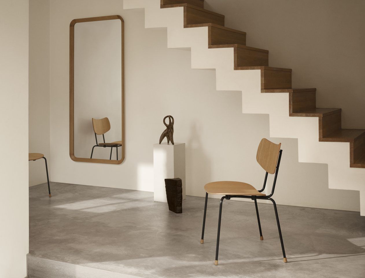 VLA62 Radio House Mirror von Carl Hansen & Søn, ein rechteckiger Holzspiegel im minimalistischen Interieur.