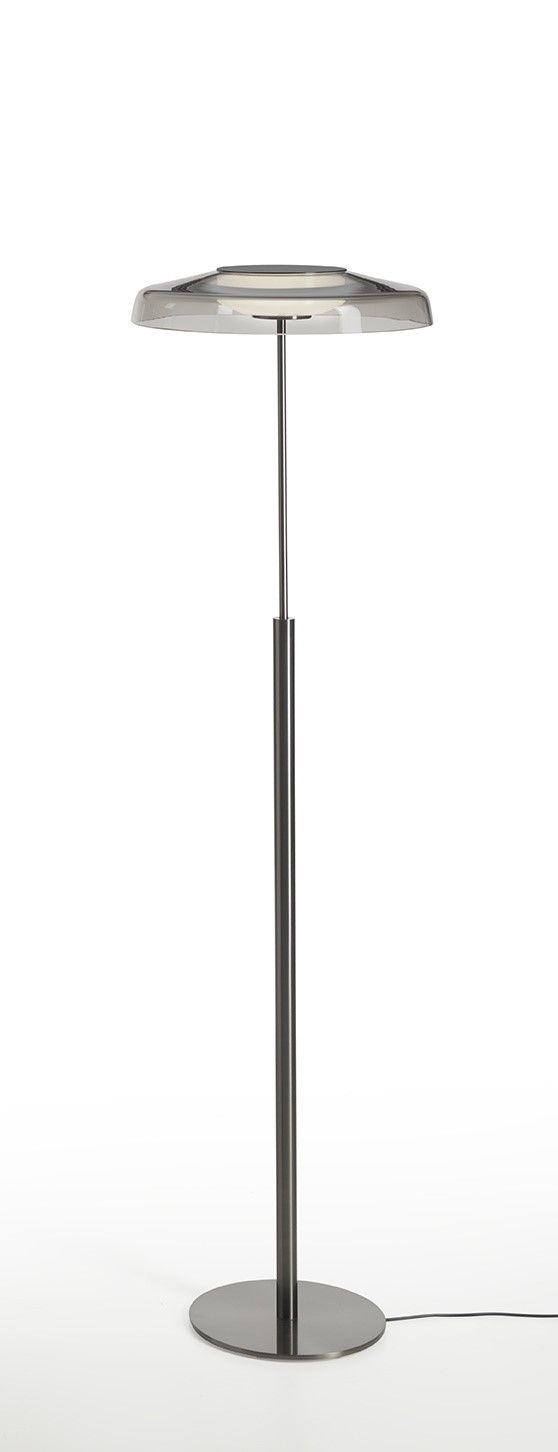 Dora Stehleuchte von Oluce: Moderne Stehlampe mit grauem Schirm und schlankem, dunklem Fuß.