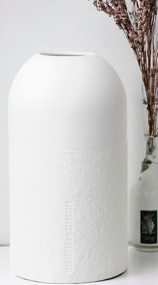 Weiße Formsprache Vase "Hier ist es am Schönsten" von Räder, modernes Design für Wohnaccessoires und Dekoration.