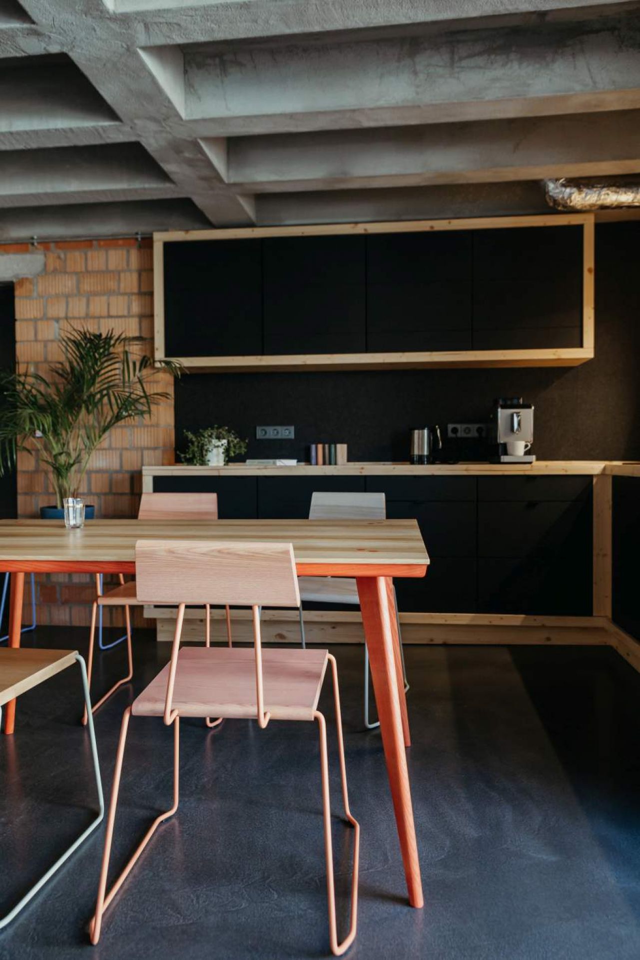 D:005 Stuhl von Fuchs & Habicht, weiß, mit filigranem Metallgestell in einem modernen Esszimmer.