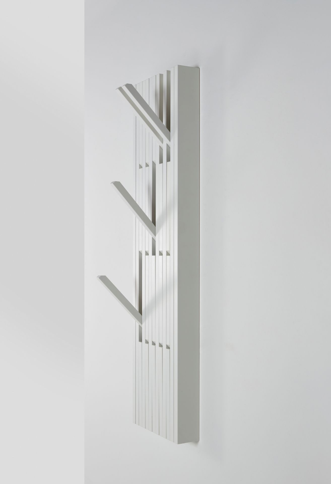 Weiße Piano Wandgarderobe mit ausklappbaren Haken aus Buche, moderne Garderobenleiste für Flur.