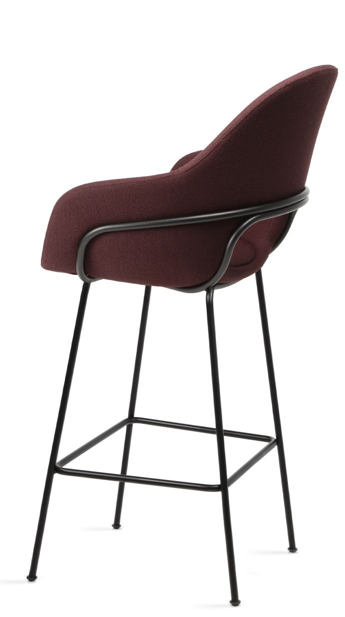 Theia Barhocker von Freifrau Manufaktur, hohe Sitzgelegenheit mit Armlehne und schwarzem Metallgestell, Stoffbezug in Weinrot.