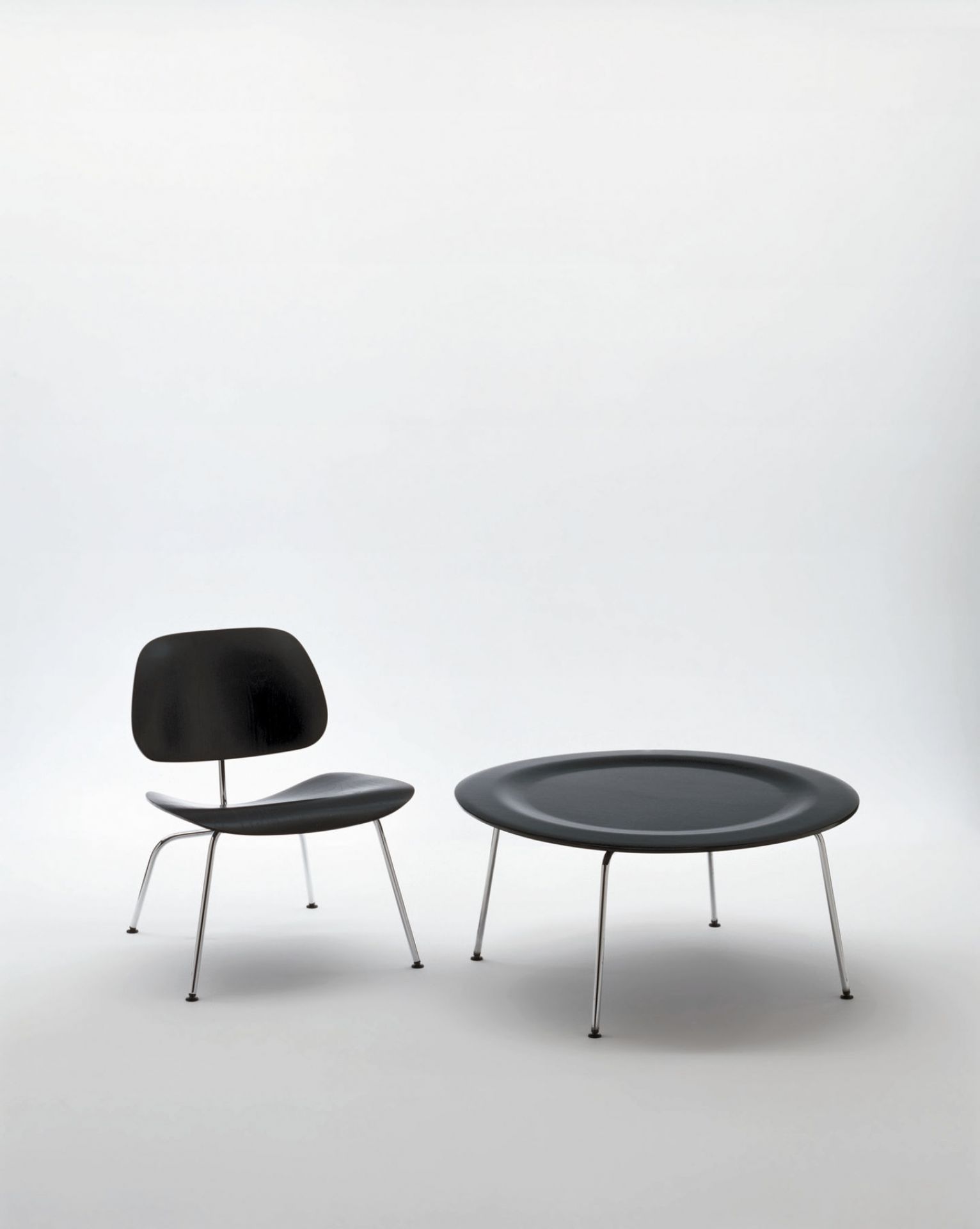 Schwarzer Plywood Group LCM Stuhl von Vitra mit passendem Beistelltisch, modernes Designmöbel.