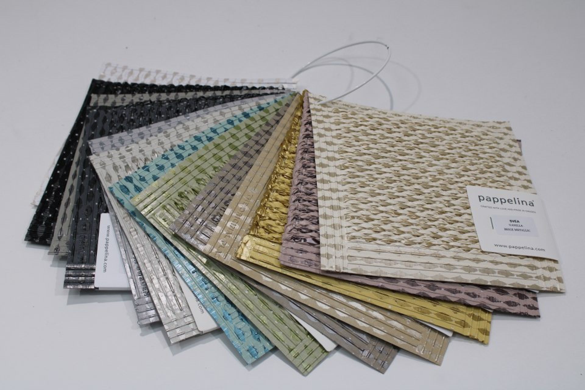 Farbmuster-Fächer Pappelina Teppich Svea mit verschiedenen Farben und Mustern für die Auswahl des passenden Teppichs.