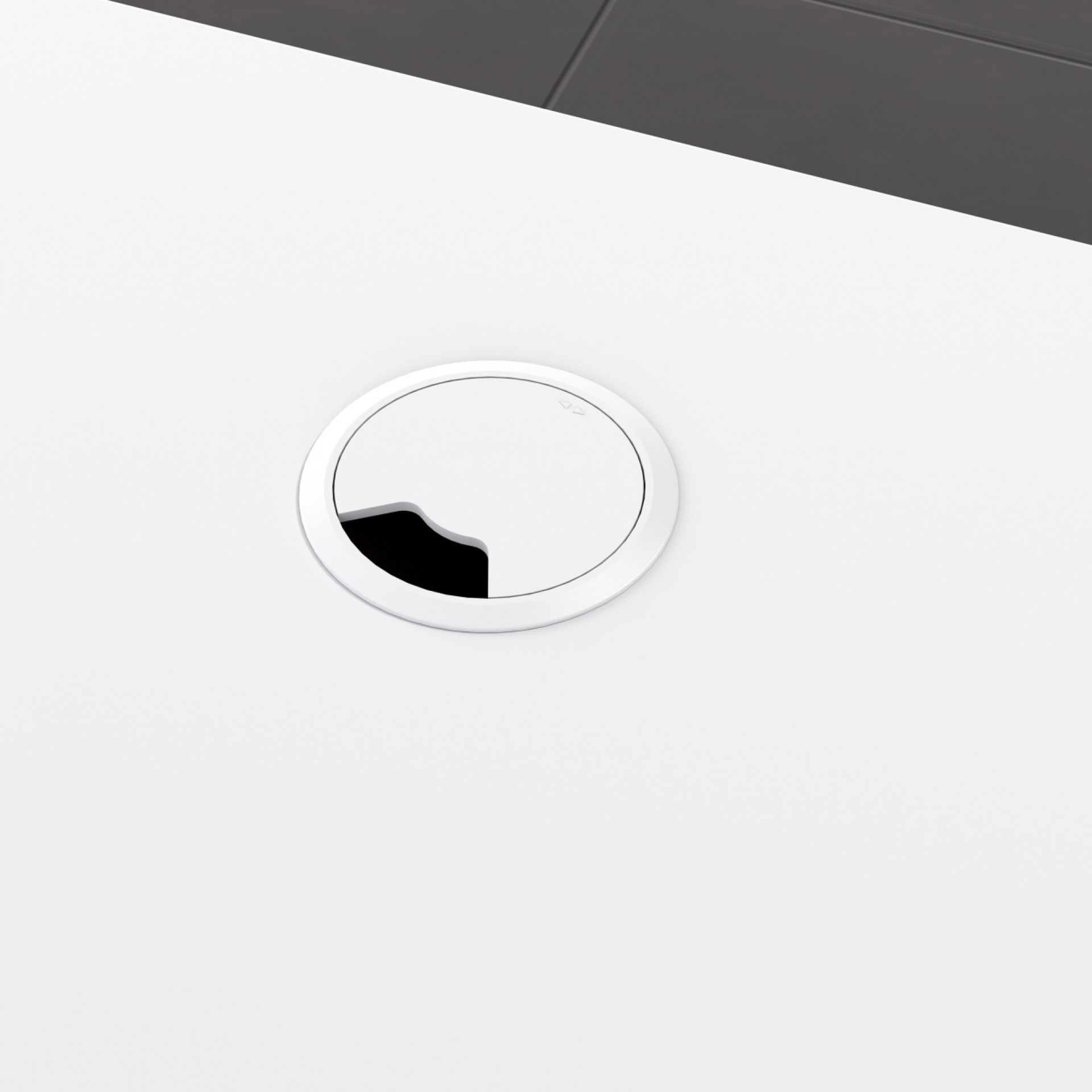 Detailansicht: Kabeldurchlass im weißen Crew T Schreibtisch von Palmberg für ordentliches Kabelmanagement.