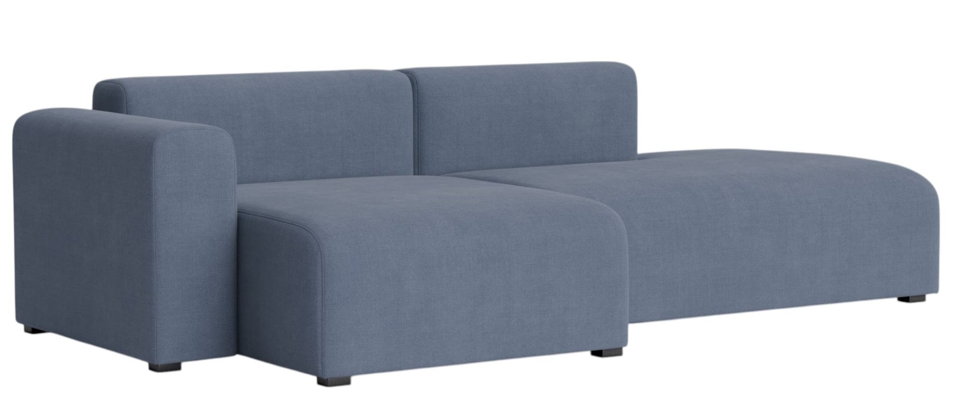 Blaues Mags Sofa 2,5-Sitzer von Hay mit niedriger Armlehne links, modernes Wohnzimmer Sofa.