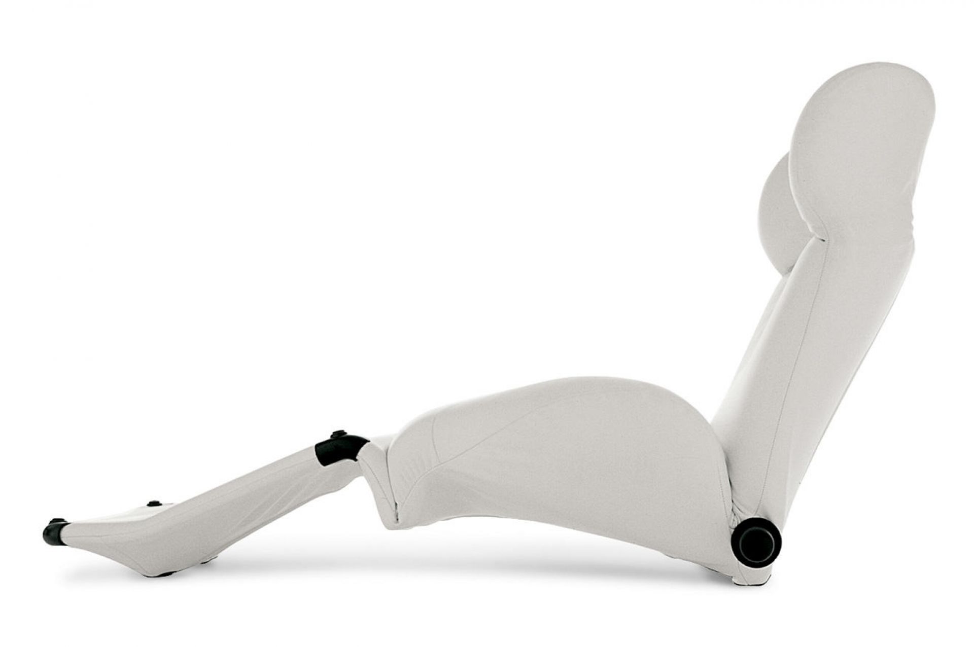 Weißer Schonbezug für Cassina Wink Kopfstütze (rechts) im Detail, Möbelbezug für optimalen Schutz.