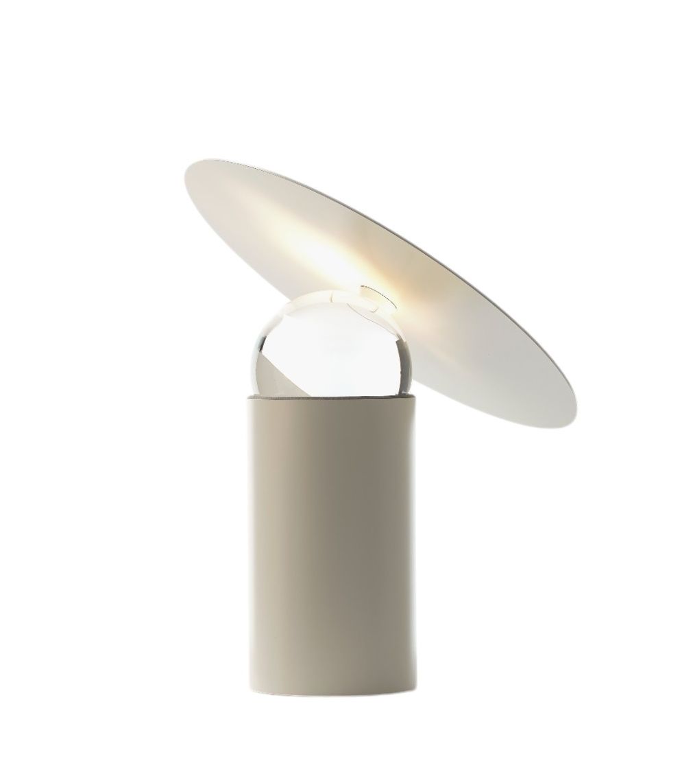 Weiße Era Tischleuchte von Mogg, kleine Ausführung, mit rundem Schirm und Glaskugel.