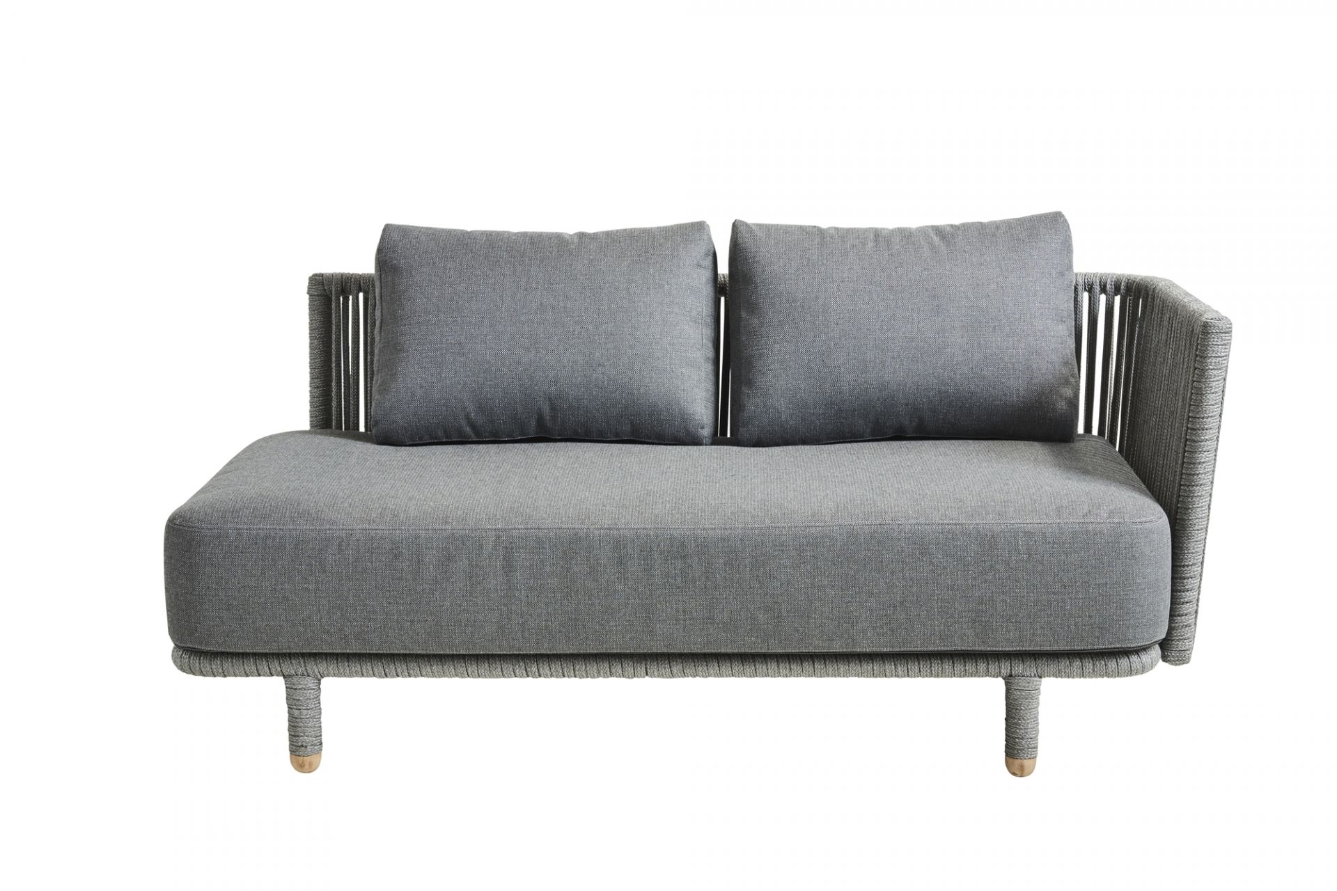Graues Cane-Line Moments Outdoor Sofa 2-Sitzer mit linker Armlehne und zwei Kissen.