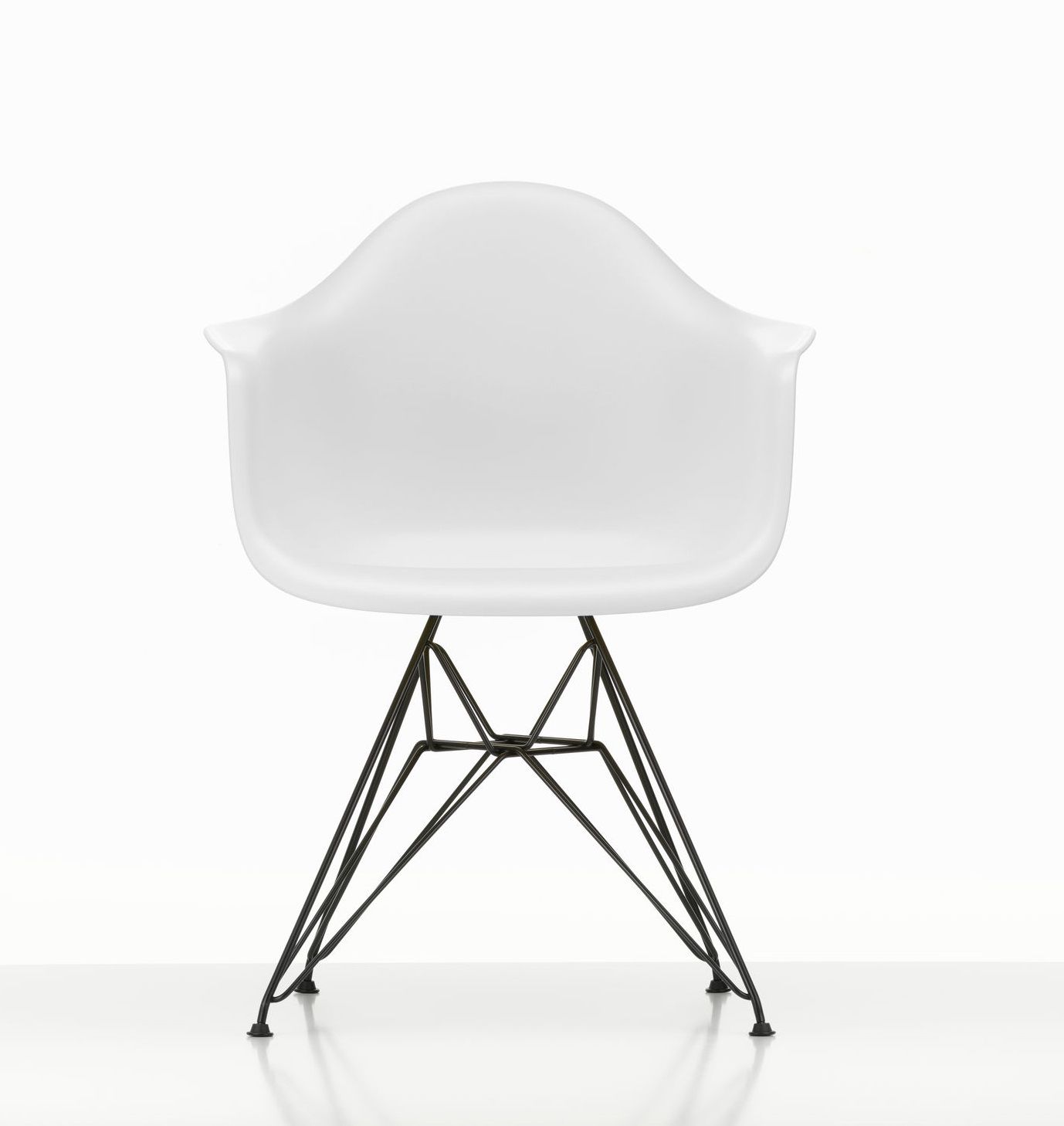 Weißer Eames Plastic Armchair DAR Stuhl von Vitra mit schwarzem Eiffelturm-Untergestell. Designklassiker für Wohnen und Büro.