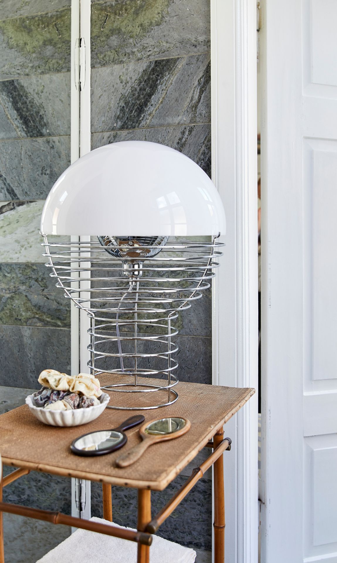 Verpan Wire Large Tischleuchte: Moderne Lampe mit weißem Schirm und Drahtgestell auf einem Beistelltisch.