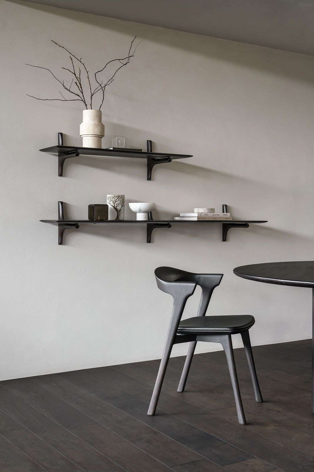 Dunkelbraunes Wandregal aus Mahagoni (Ethnicraft PI) mit Deko-Objekten an einer grauen Wand.