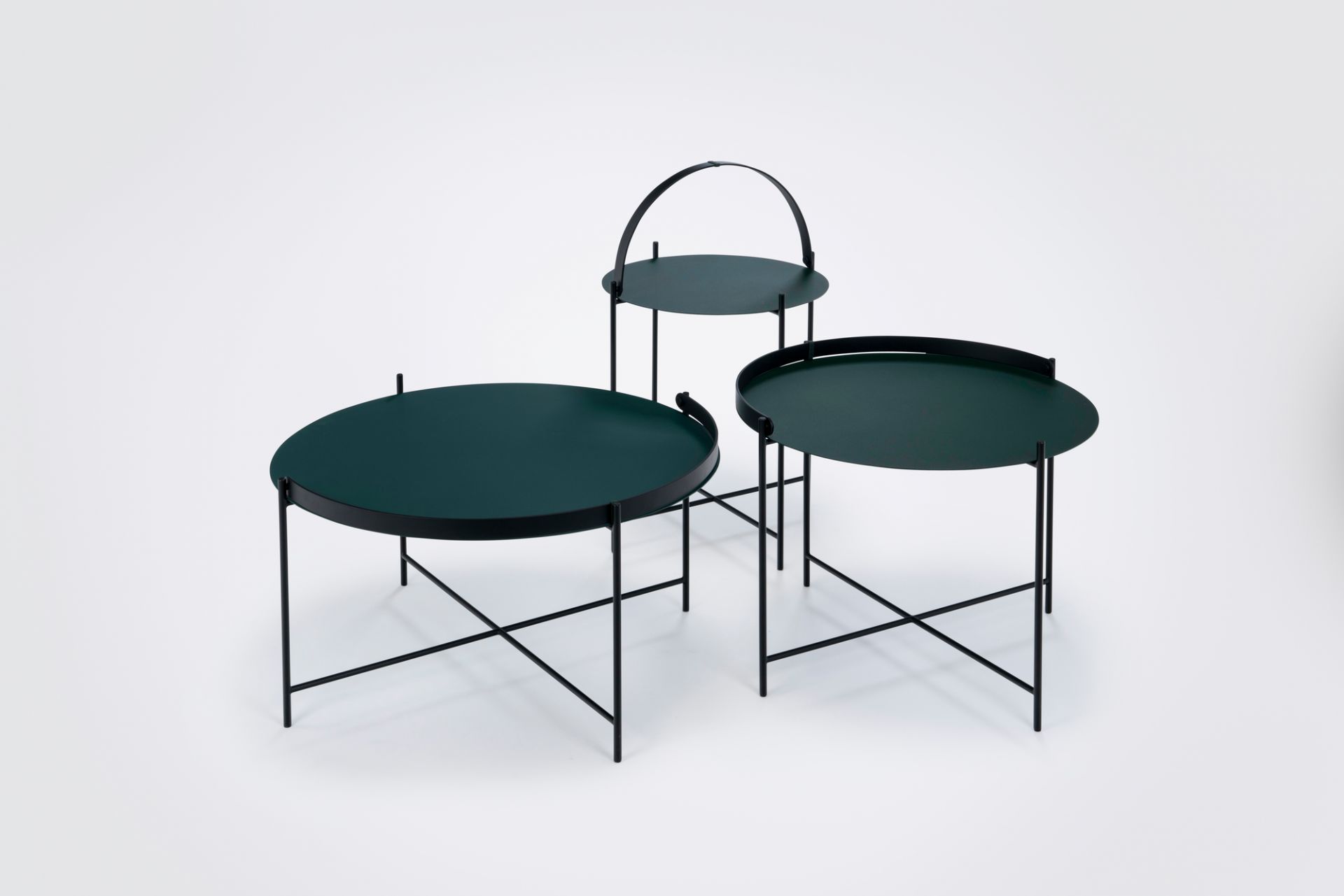 Drei grüne Edge Tray Table Beistelltische von Houe mit schwarzem Metallgestell auf weißem Hintergrund.