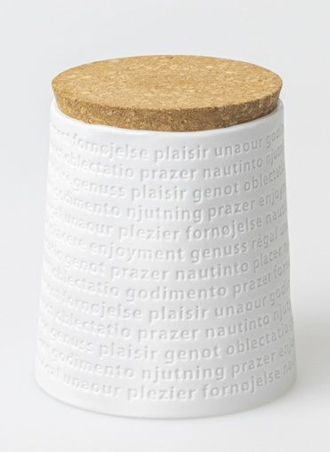 Raumpoesie Vorratsdose mit Korkdeckel. Weiße Dose mit geprägten Genuss-Wörtern. Ideal für Küche und Aufbewahrung.