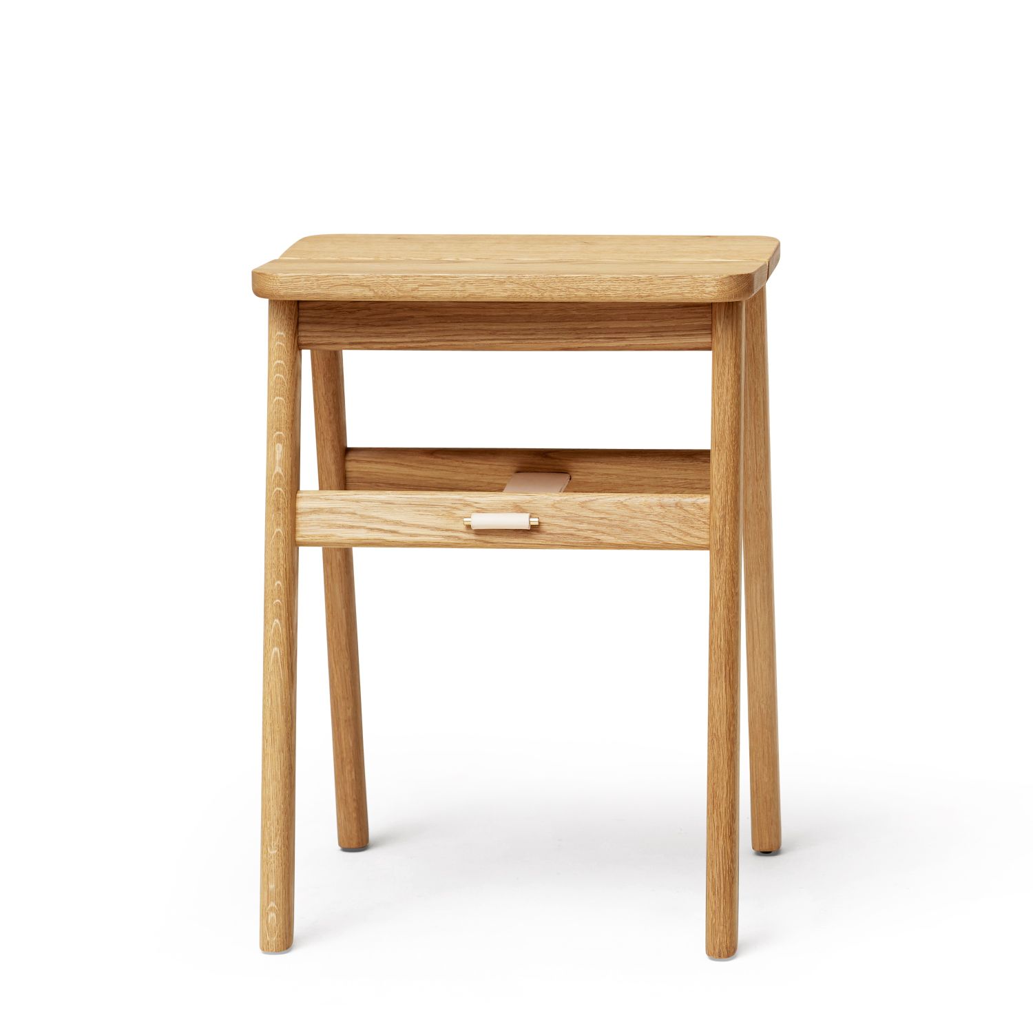Angle Falthocker Eiche von Form & Refine: Moderner, minimalistischer Hocker aus hellem Eichenholz.
