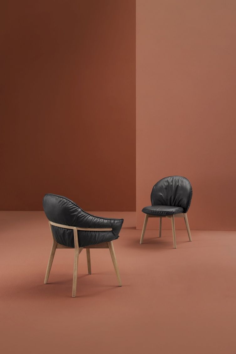 Zwei Marie Stühle der Freifrau Manufaktur: Schwarze Ledersitze mit hellem Holzgestell. Moderner Esszimmerstuhl.