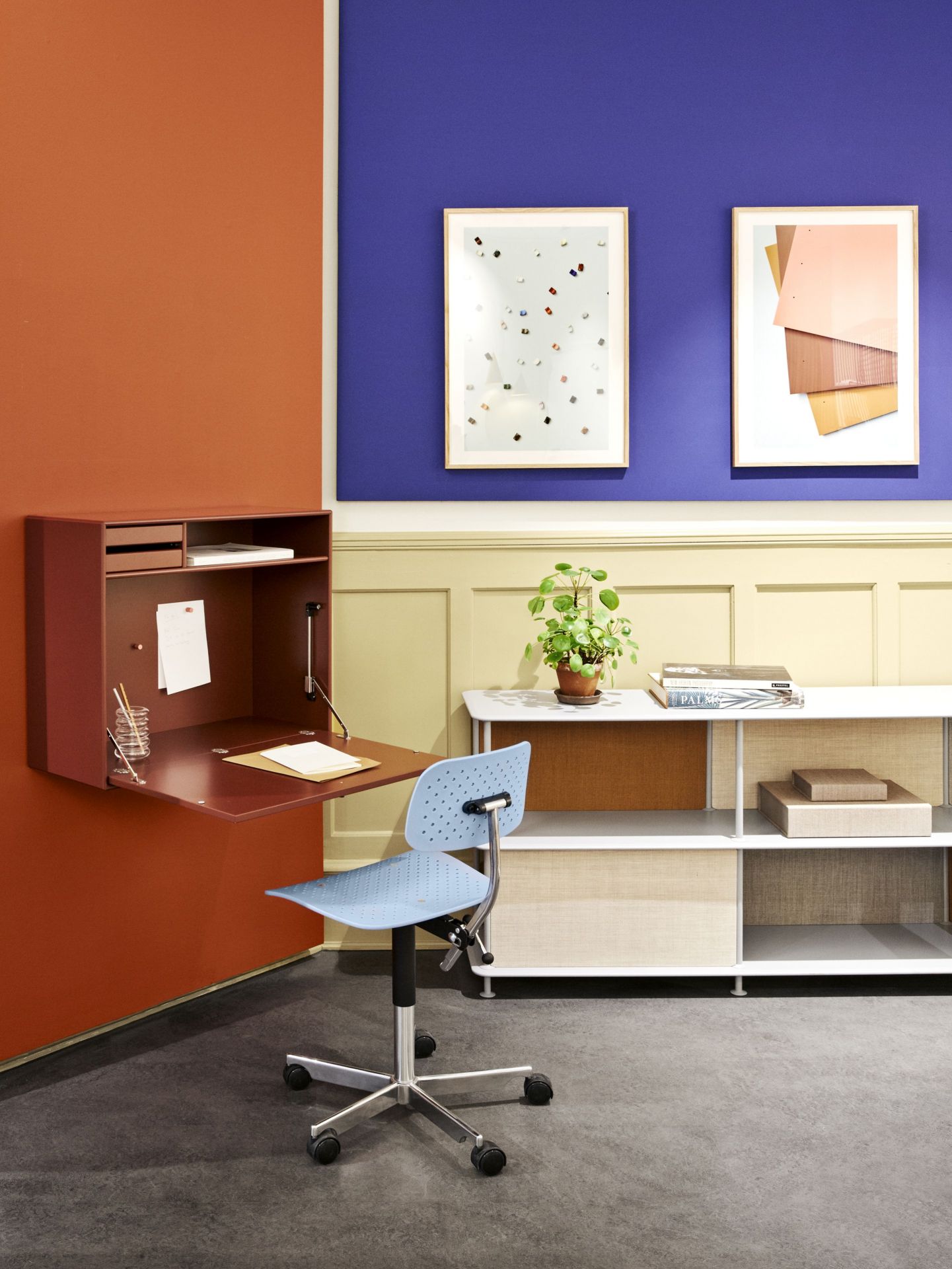 STUDIO Montana Sekretär, ein kompakter Schreibtisch für kleine Räume, mit blauen Bürostuhl.