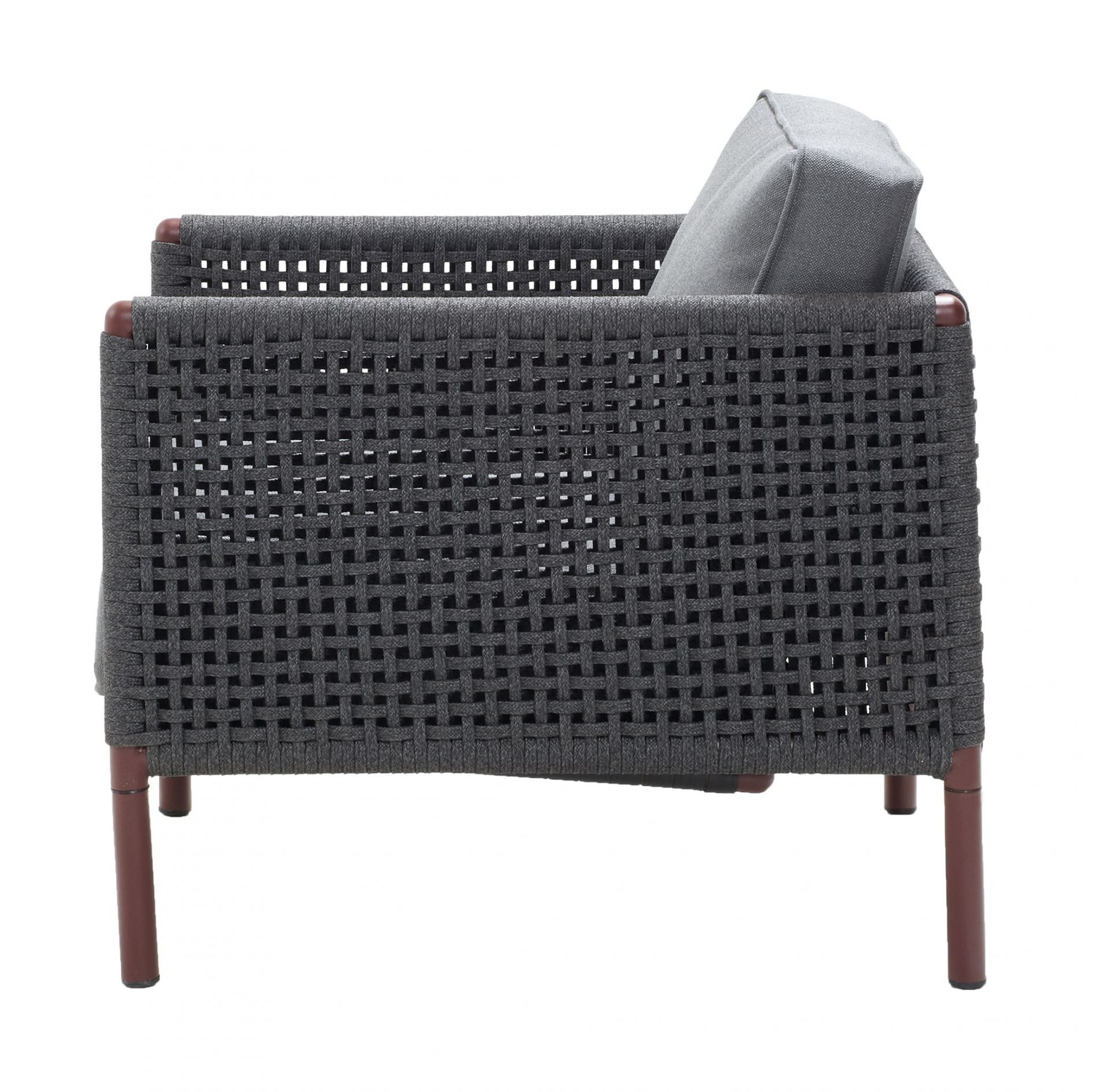 Encore Loungesessel Bordeaux von Cane-Line, seitliche Ansicht. Geflochtene Outdoor-Möbel mit grauem Kissen.