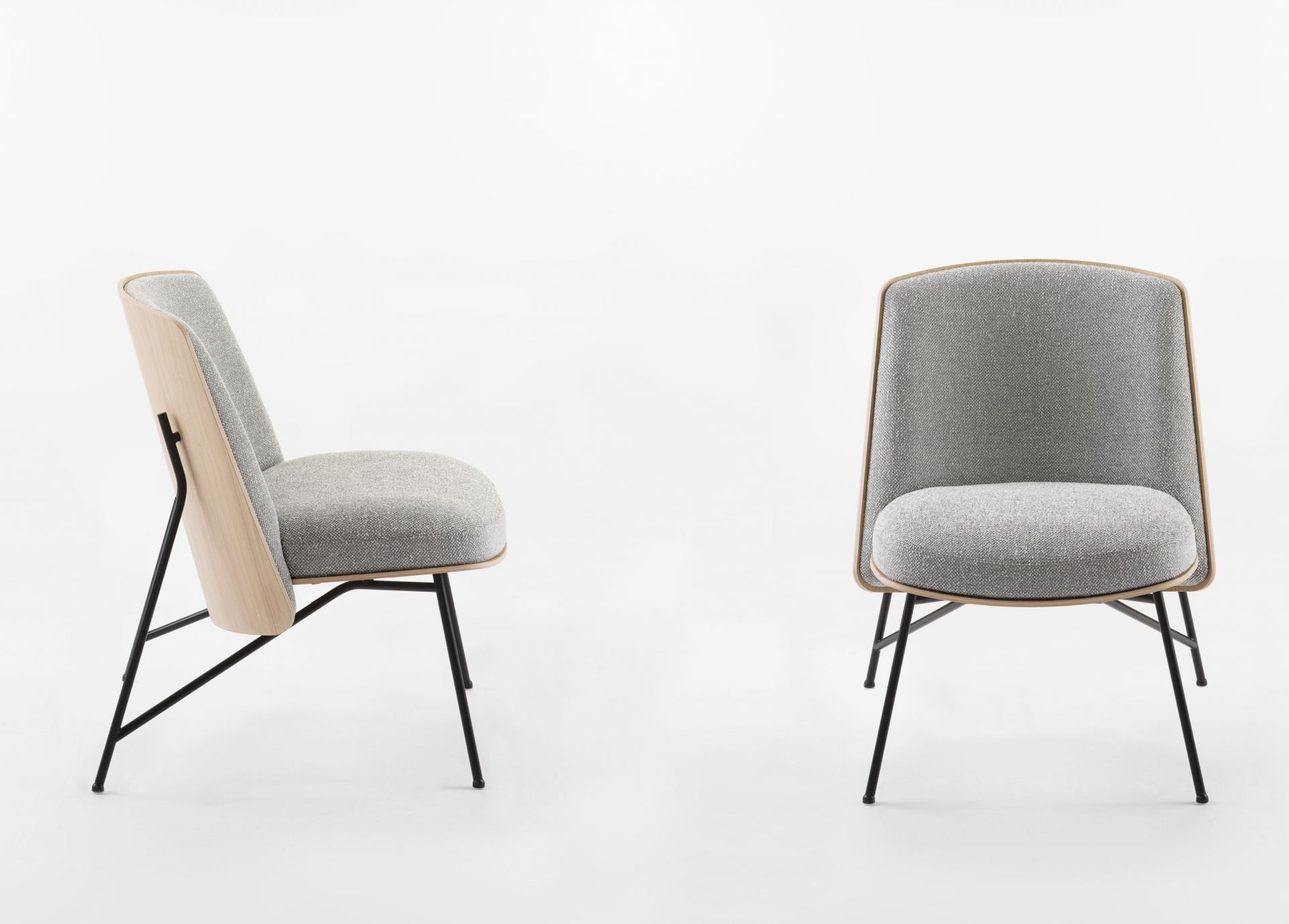 Tinker Sessel von Prostoria, grauer Stoffbezug, Holzrahmen und schwarzes Metallgestell, modernes Design.