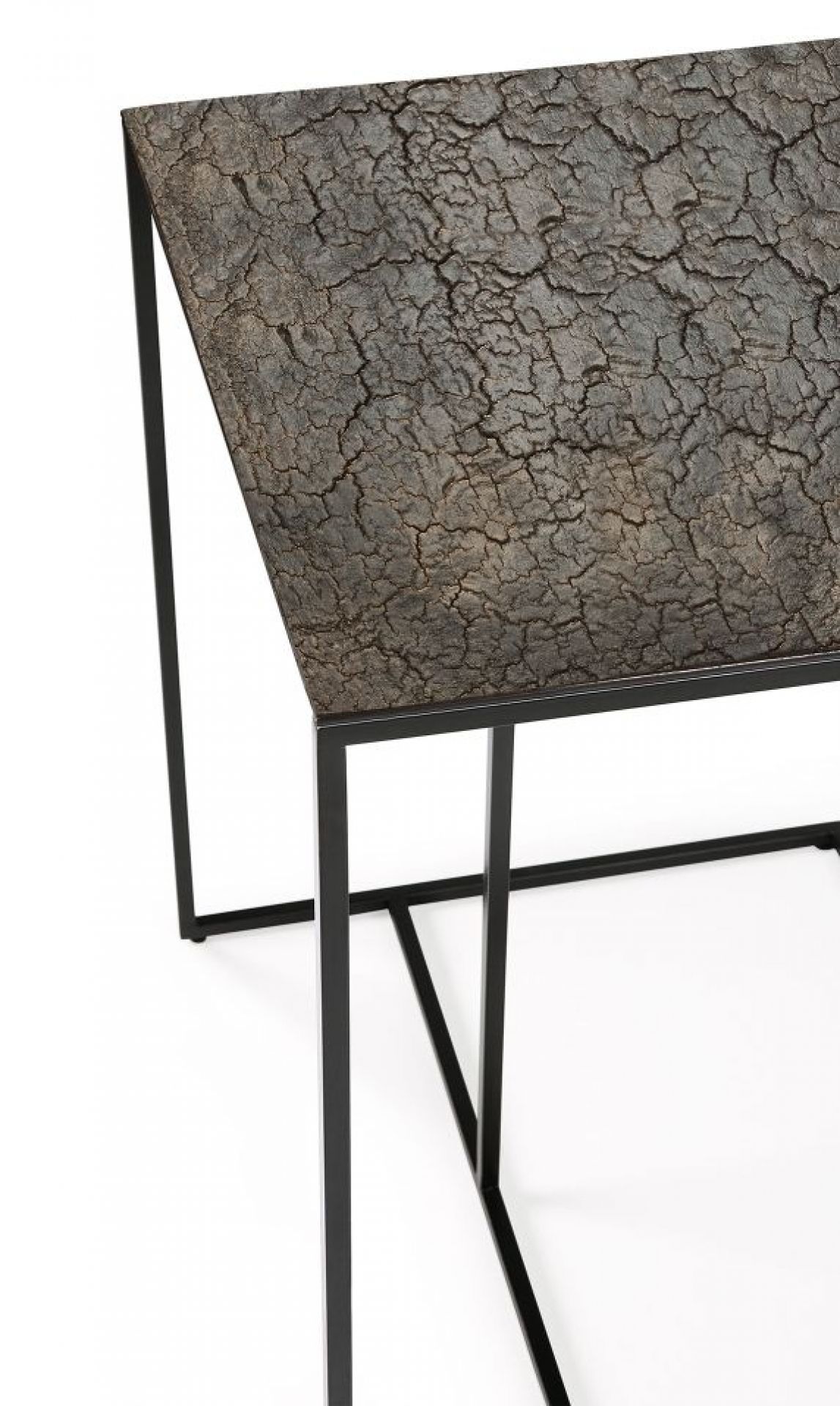 Triptic Beistelltisch Whisky Ethnicraft mit dunkler Tischplatte und schwarzem Metallgestell, Detailansicht.