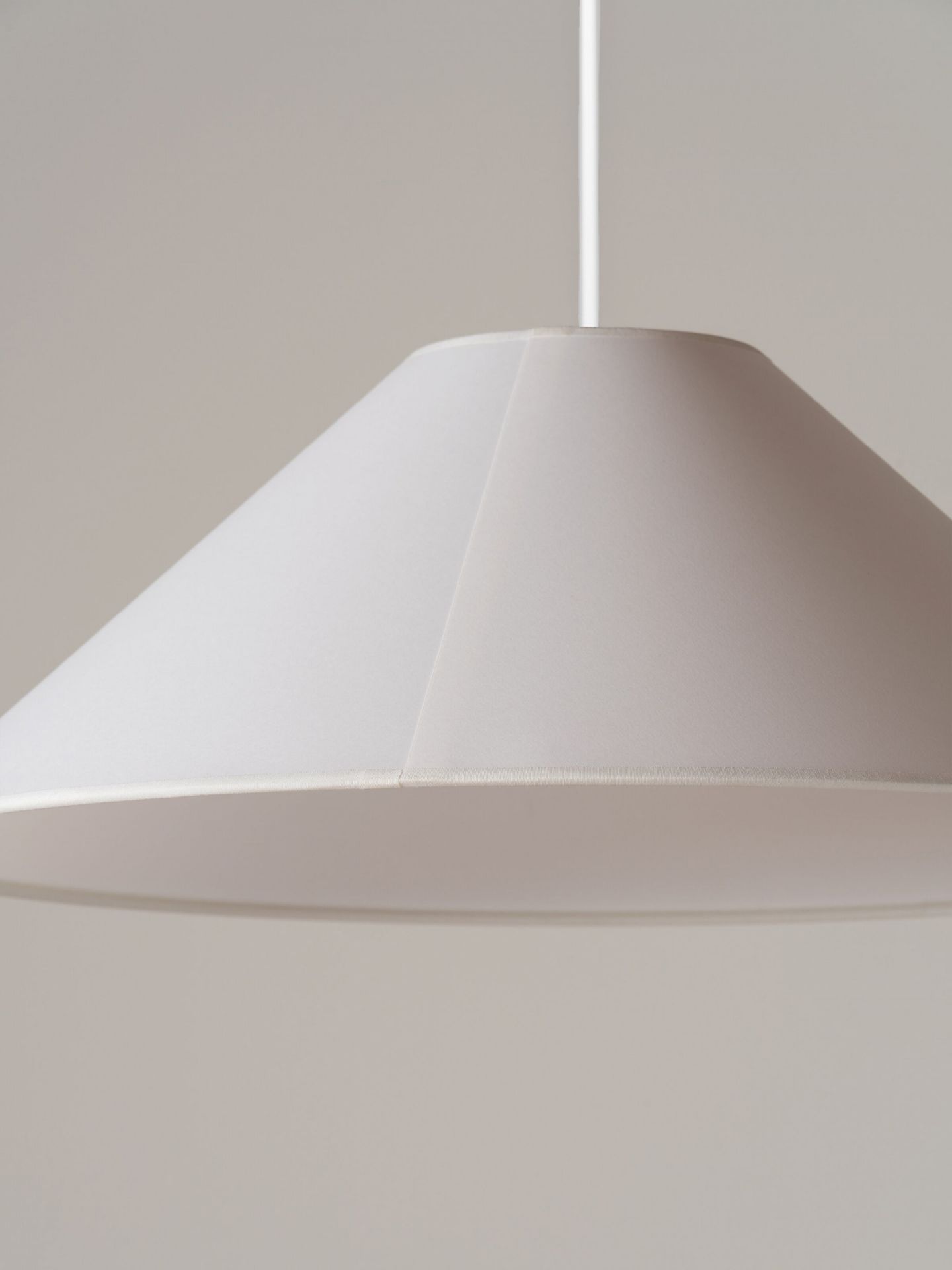 Weiße Sísísí Pendelleuchte von Santa & Cole mit konischem Lampenschirm, modernes Design für Wohnräume.