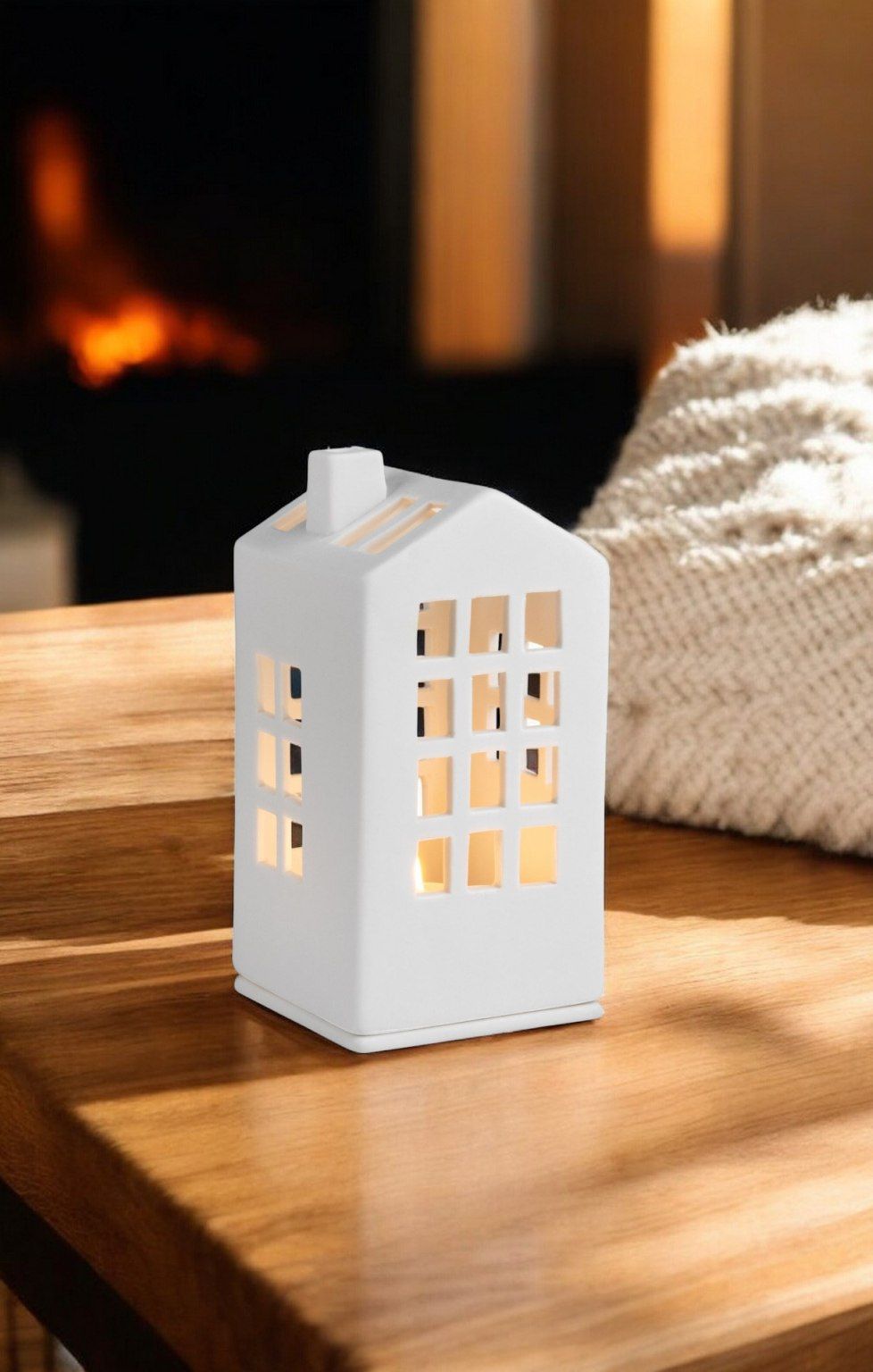 Weißes Mini Lichthaus "Rathaus" von Räder, ein dekoratives Keramikhaus mit Fensteröffnungen, für stimmungsvolle Beleuchtung.