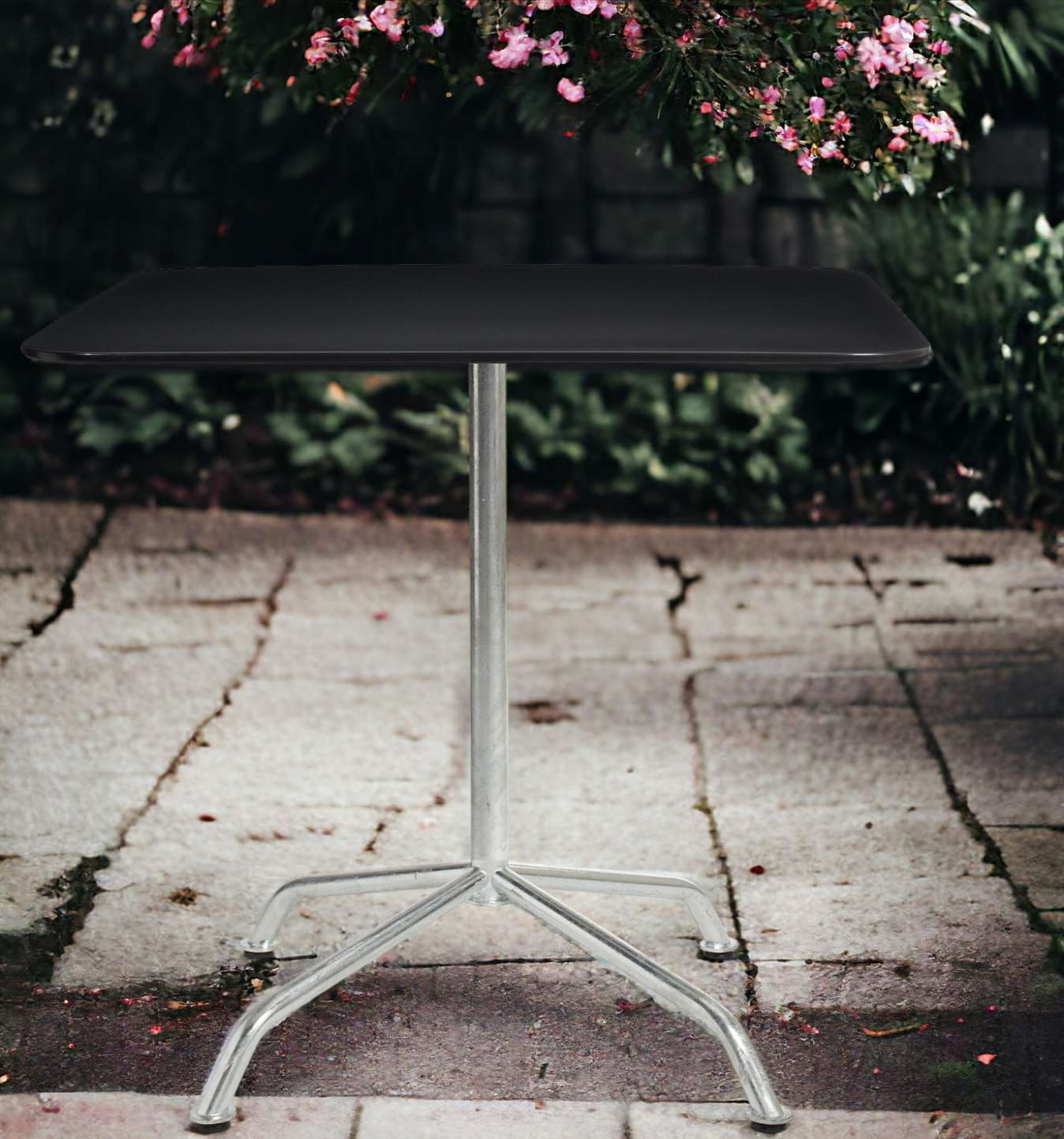 Haefeli Gartentisch, quadratisch, mit silberfarbenem Gestell, ideal für den Outdoor-Bereich.