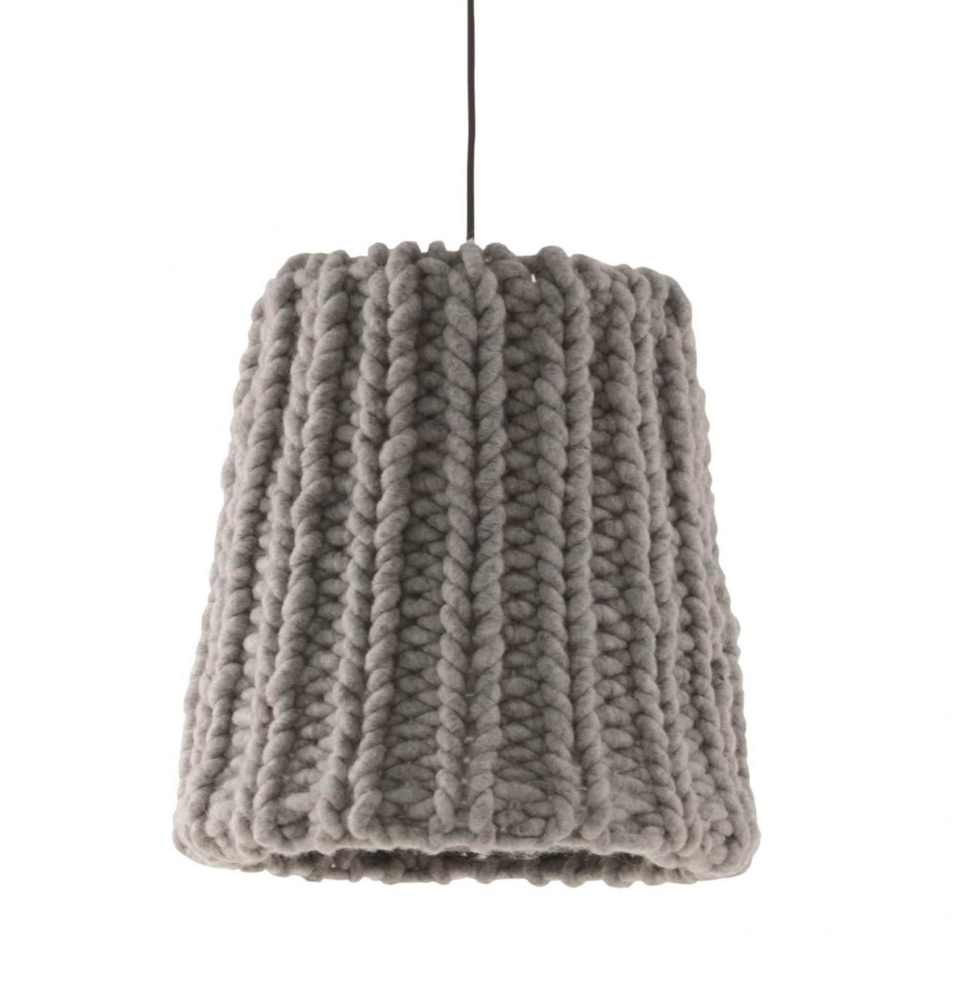 Graue Granny Hängeleuchte mit grobem Strickmuster, moderne Wohnraumleuchte für stilvolle Beleuchtung.
