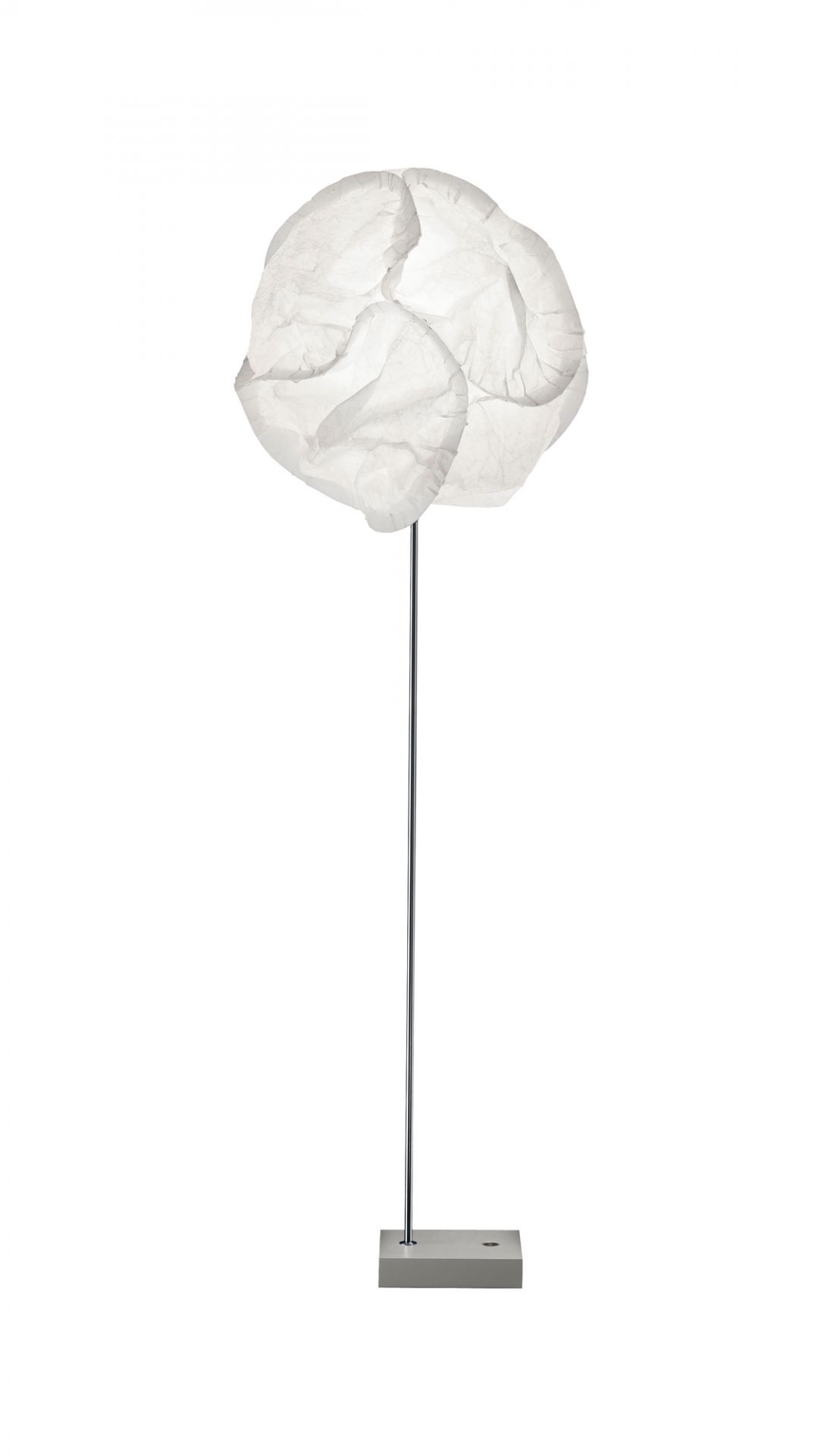 Cloud LED Stehleuchte von Belux mit weißem, wolkenförmigem Lampenschirm und silbernem Fuß.