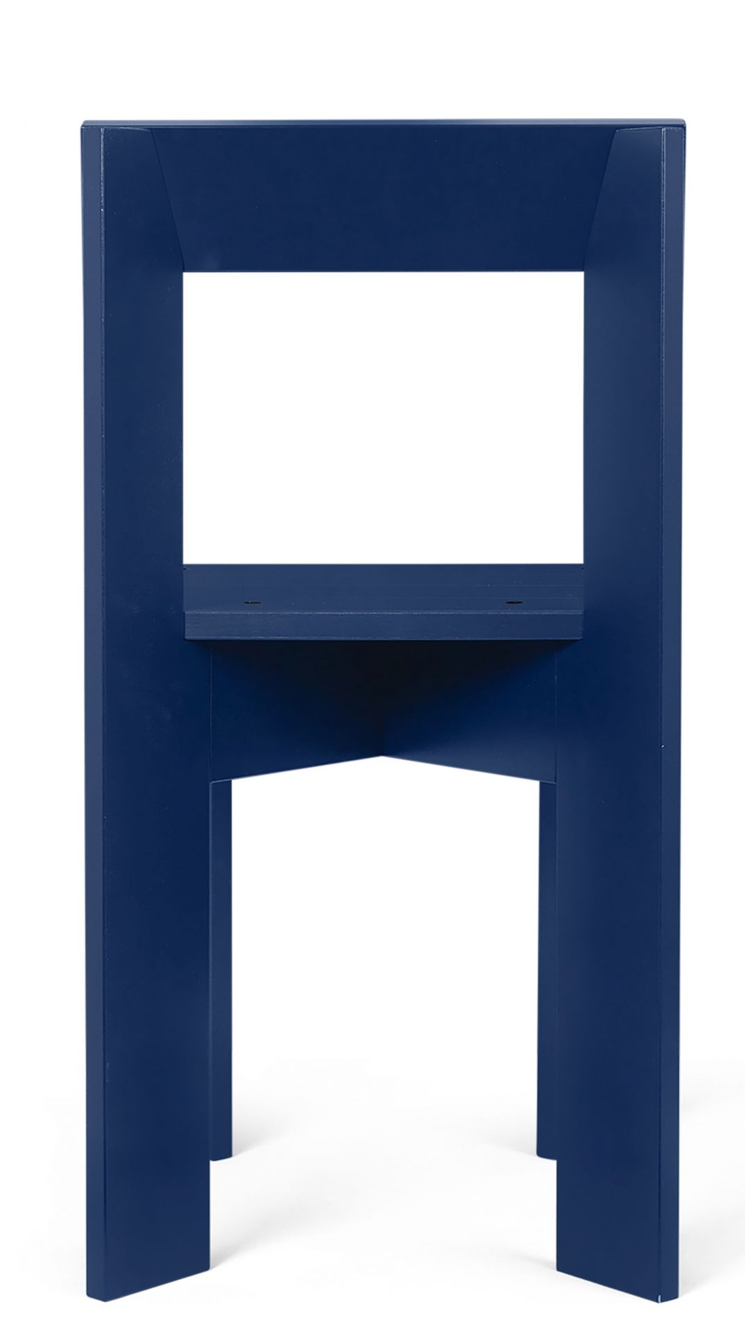 Blauer Ark Dining Chair Stuhl von Ferm Living aus lackiertem Buchenholz, Frontansicht.