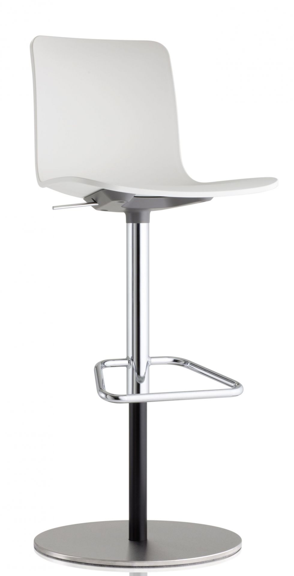 Weißer Hal RE Barstool Barhocker von Vitra mit Chromfuß und Fußstütze.