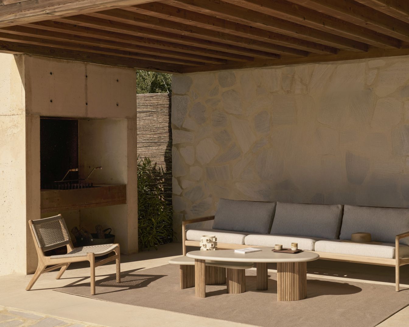 Boomerang Outdoor Couchtisch Beton/Teak Ethnicraft