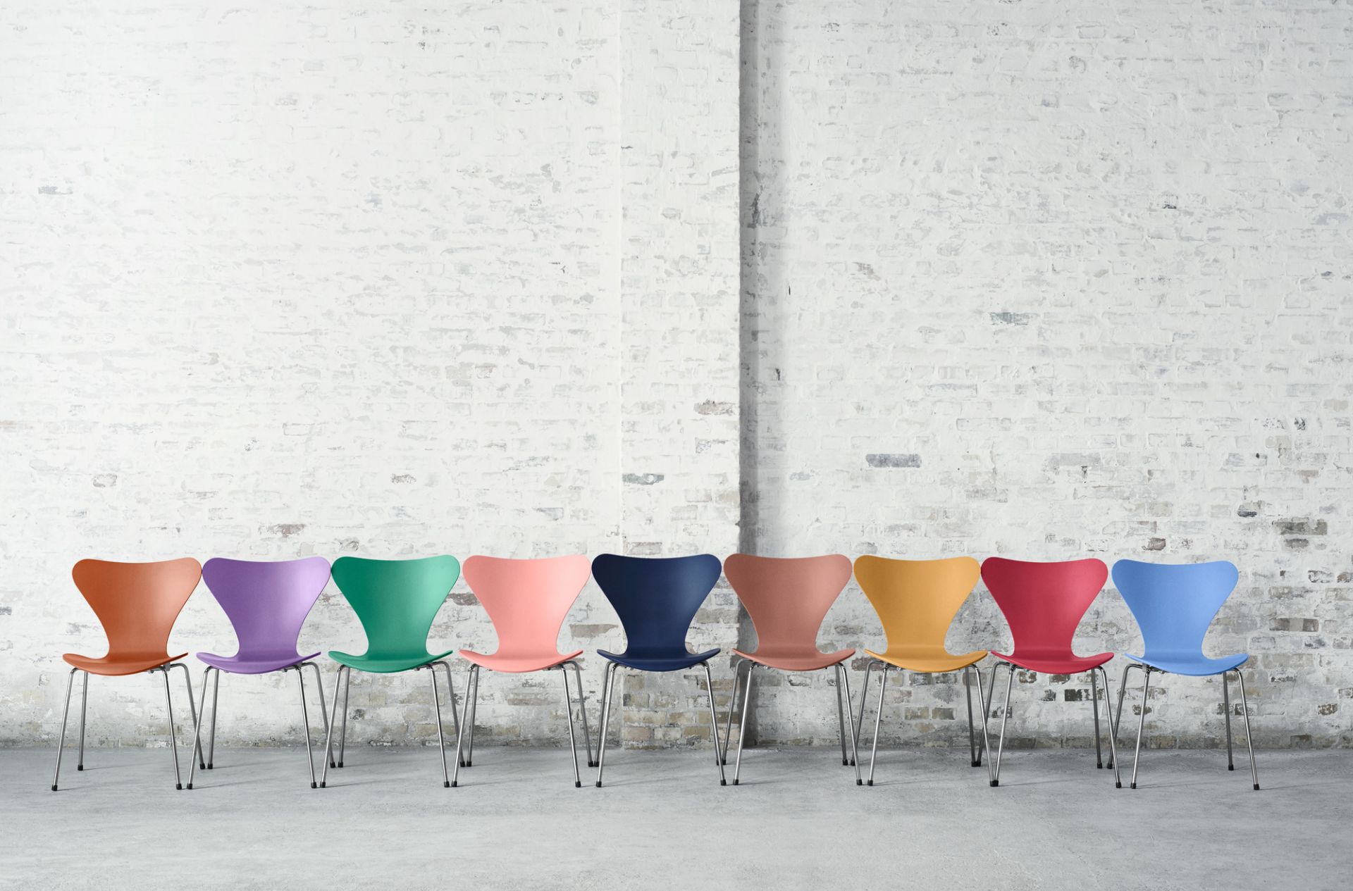 Siebener / Serie Stuhl 3107 WEISS LACKIERT / Gestell VERCHROMT Fritz Hansen EINZELSTÜCKE